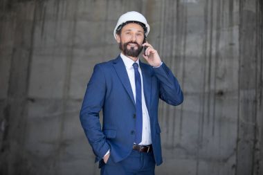 Akıllı telefon kullanan iş adamı