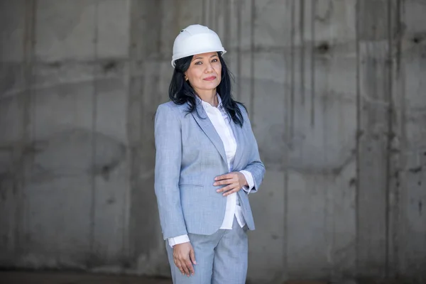 Hermosa mujer de negocios en sombrero duro — Foto de Stock