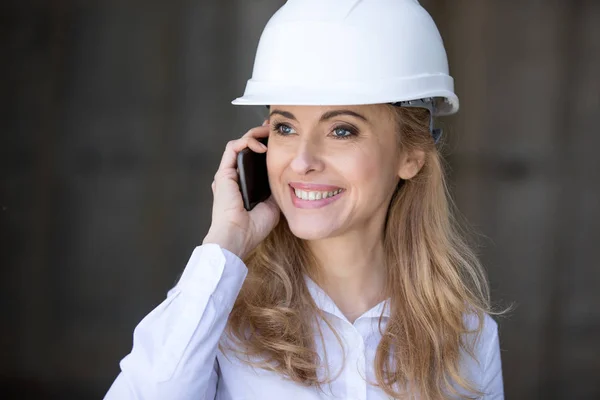 Affärskvinna som använder smartphone — Stockfoto