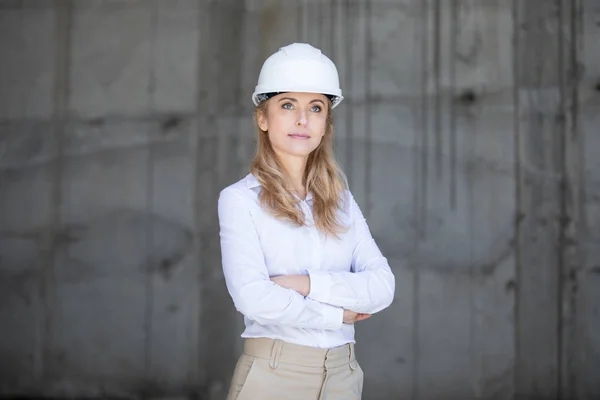 Beautiful businesswoman in hard hat — Stock Photo, Image