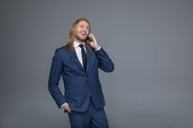gülümseyen beyaz işadamı Smartphone'da konuşuyor