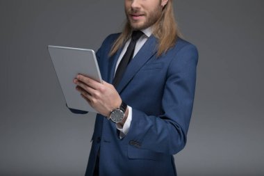 işadamı elbiseli dijital tablet kullanma