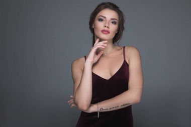 Abiye dalgın beyaz kadın