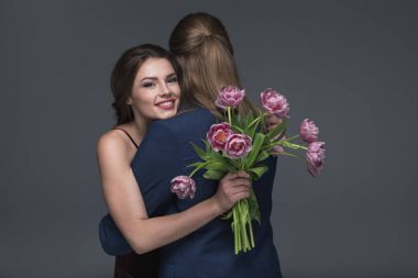 kadın kucaklayan erkek peonies buket