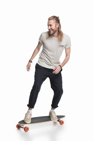 Молодой человек с длинной доской
