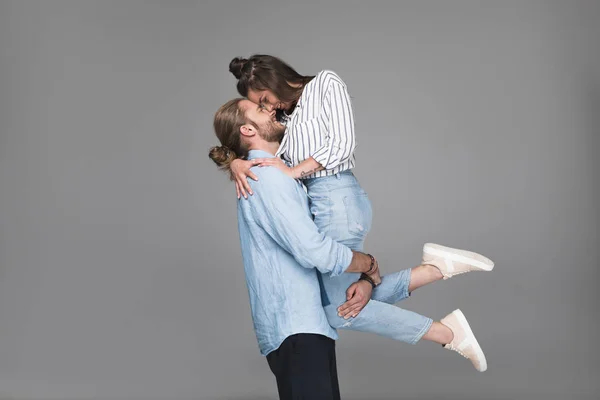 Feliz jovem casal — Fotografia de Stock