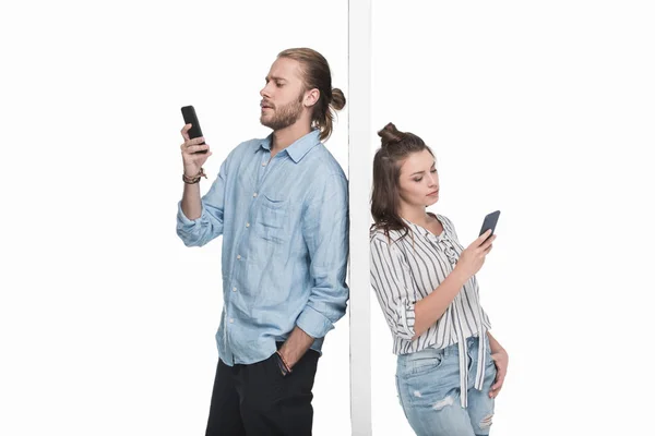 Pareja usando teléfonos inteligentes — Foto de Stock