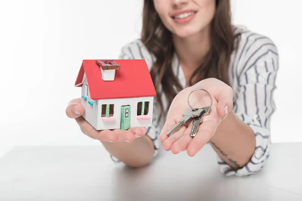 Jovem com modelo de casa — Fotografia de Stock