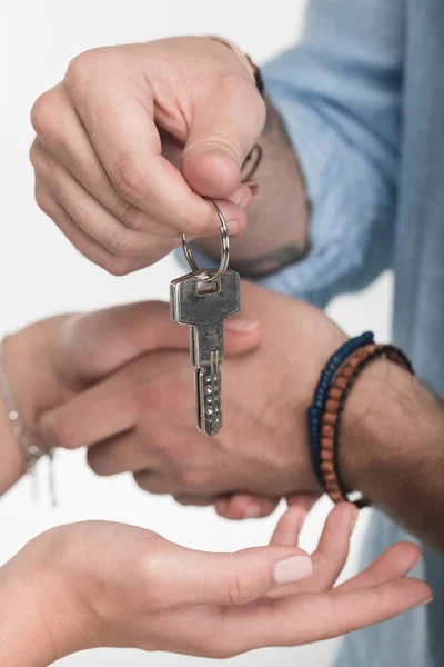 Ungt par med nycklar — Stockfoto