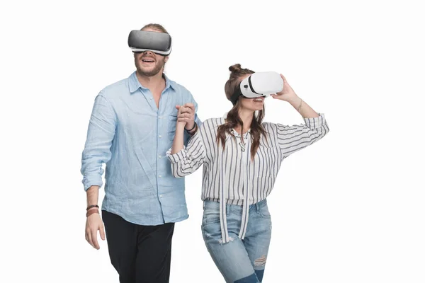 Pareja en auriculares de realidad virtual —  Fotos de Stock