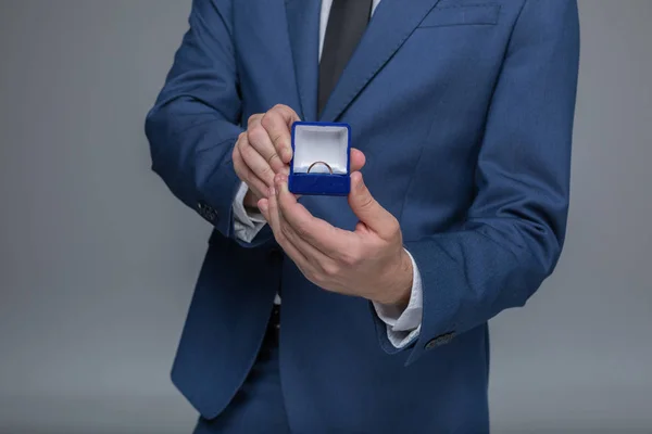 Mann hält Schmuck in der Hand — Stockfoto