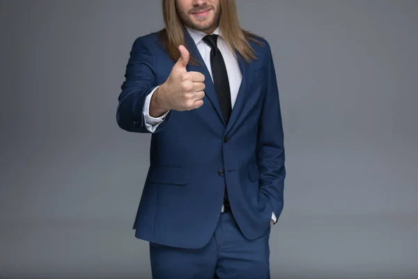 Hombre de traje mostrando el pulgar hacia arriba — Foto de Stock