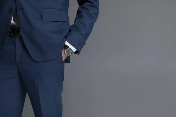 Homem de negócios em desgaste formal com relógios de mão — Fotografia de Stock