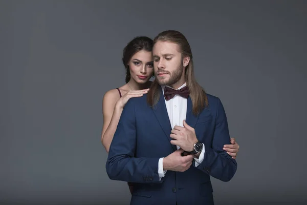 Молода елегантна пара в офіційному одязі — стокове фото