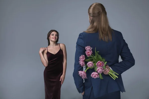 Uomo in possesso di bouquet di fiori per la fidanzata — Foto Stock