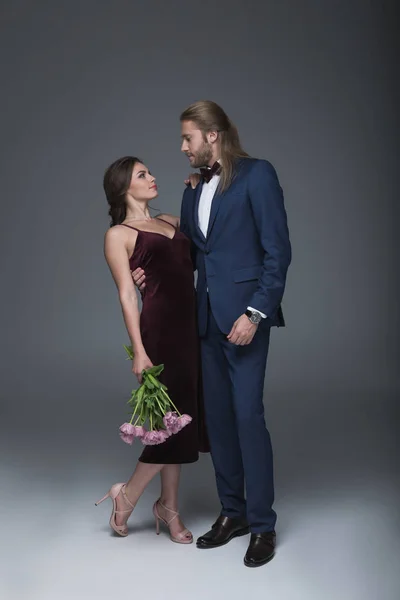 Jóvenes novios elegantes en traje de noche — Foto de Stock