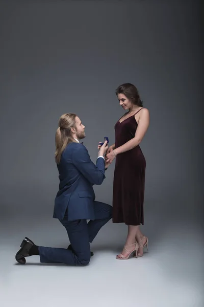 Uomo che fa la proposta di matrimonio alla fidanzata — Foto Stock