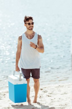 adam holding soğutucu kutusu