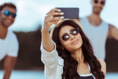 Genç bir kadın selfie çekiyor.