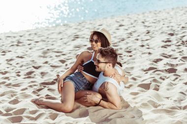 mutlu genç çifte beach 