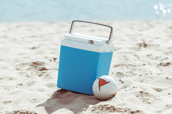 Cooler box and volleyball ball — Stock Photo, Image