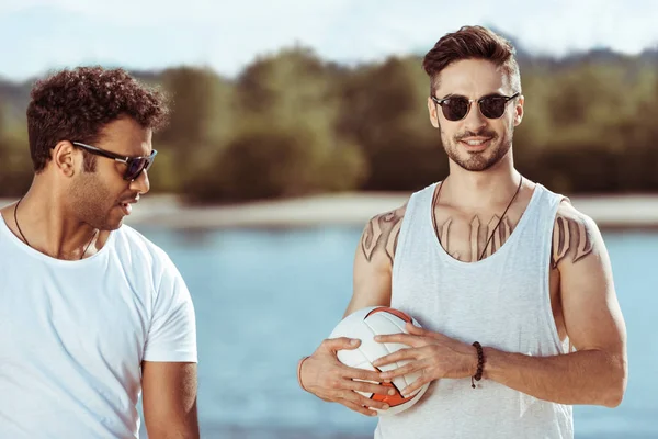 Amigos con pelota de voleibol — Foto de Stock