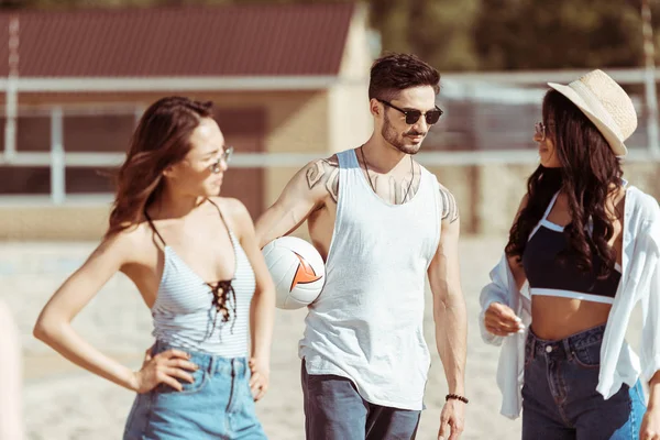 Freunde spielen Volleyball — Stockfoto