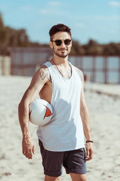 Homme tenant une balle de volley-ball — Photo