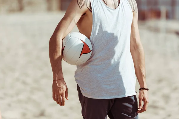 Homme tenant une balle de volley-ball — Photo