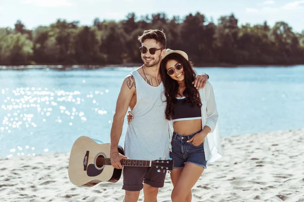 Casal interracial passar tempo juntos — Fotografia de Stock