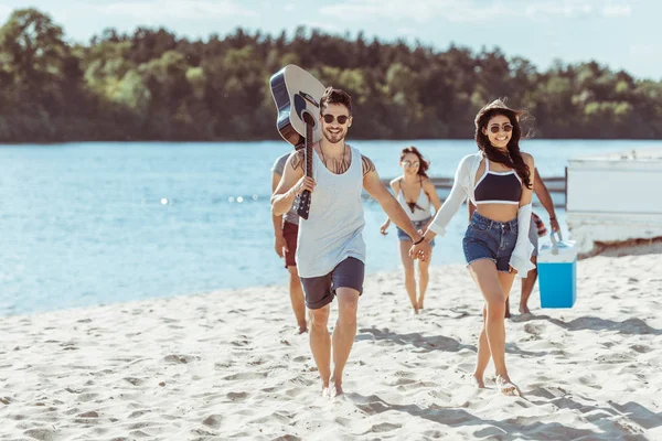 Sex tussen verschillendre rassen paar tijd samen doorbrengen — Stockfoto