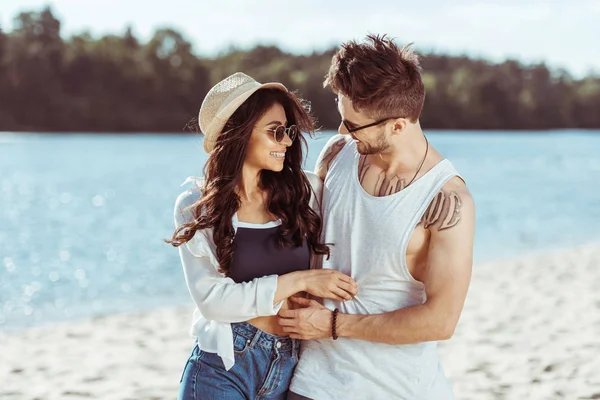 Casal interracial passar tempo juntos — Fotografia de Stock