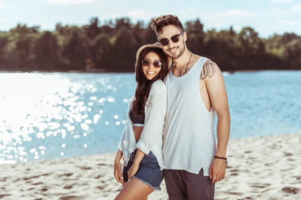 Joyeux jeune couple à la plage — Photo