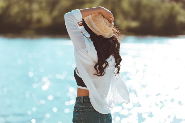 Junge Frau am Strand — Stockfoto