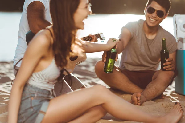 Amigos bebendo cerveja na praia — Fotografia de Stock