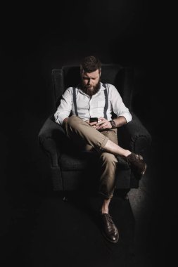 Akıllı telefon kullanan şık adam