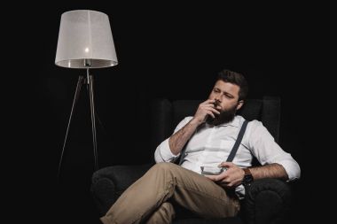 sakallı adam sigara puro