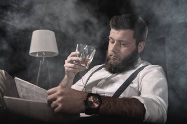 adam viski ve gazete
