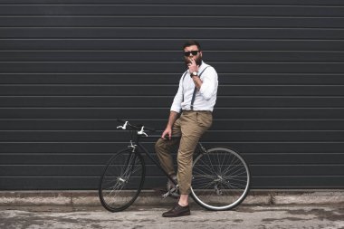 adam Bisikletin üstünde oturan güneş gözlüğü