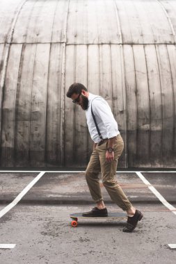 şık longboard adamla