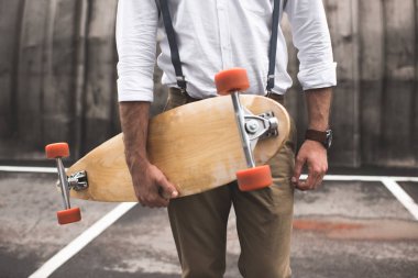 şık longboard adamla