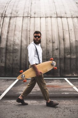 şık longboard adamla