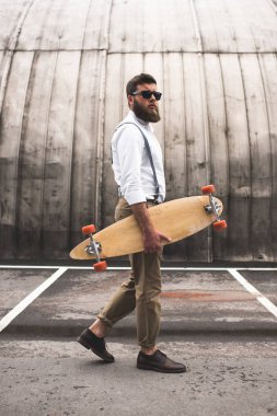 şık longboard adamla