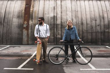 Bisiklet ve longboard ile şık çift