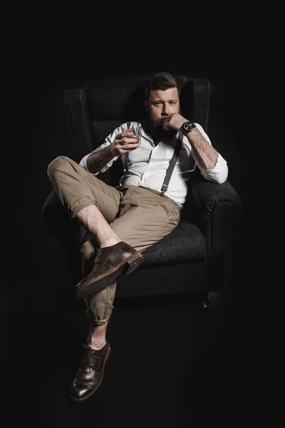 Elegantní muž, který držel whisky sklenice — Stock fotografie