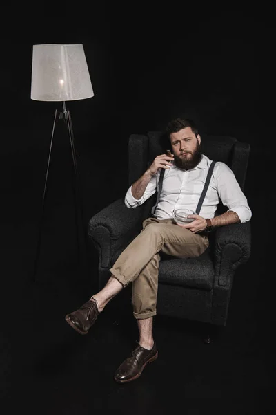 Бородатий чоловік палить сигару — стокове фото