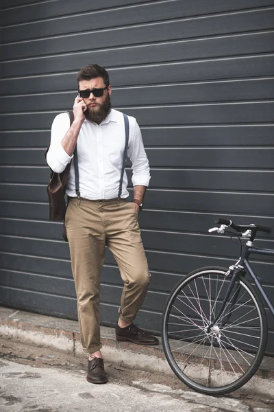 Stilvoller Mann mit Smartphone — Stockfoto
