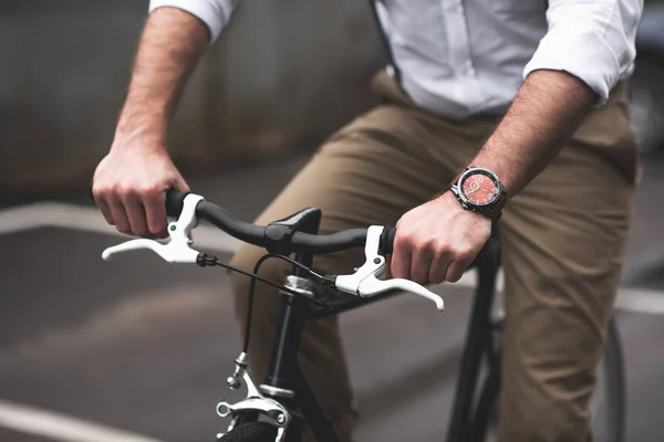 Uomo alla moda in bicicletta — Foto Stock