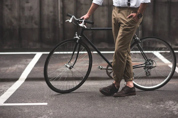 スタイリッシュな男の自転車の側に立って — ストック写真