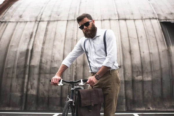 세련 된 사람이 자전거와 함께 서 있는 — 스톡 사진